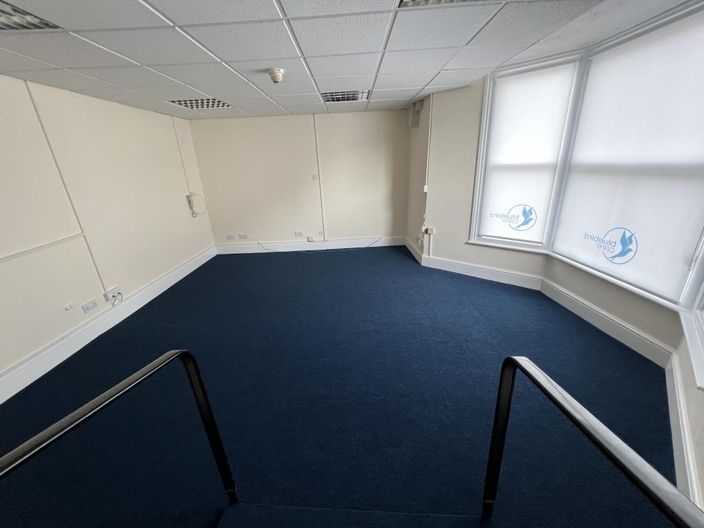 Lot: 124 - SPACIOUS VACANT COMMERCIAL OFFICE BUILDING - General view of front office GF